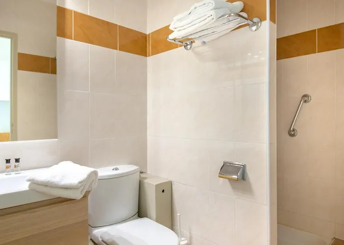 Climatise Proche Plage, Commerces Et Gare Avec Balcon, Parking Et Wifi - Fr-1-466a-5 * Saint-Raphaël